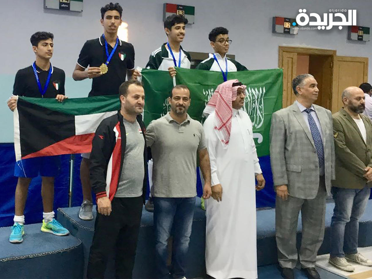 لقطة جماعية للفائزين اثناء تتويجهم