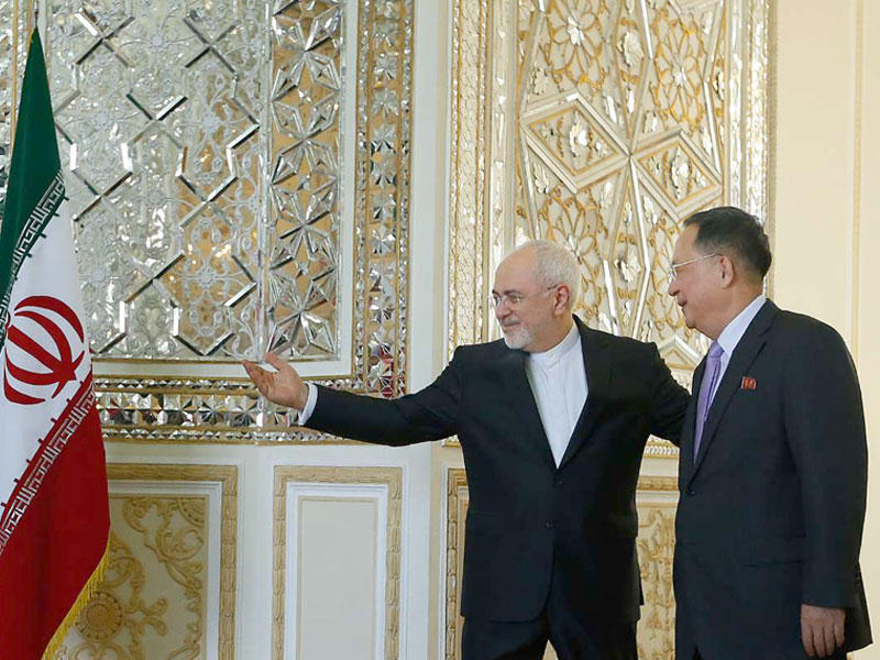 وزير الخارجية الإيراني محمد جواد ظريف مستقبلاً في طهران أمس نظيره الكوري الشمالي ري يونغ هو (ارنا) 