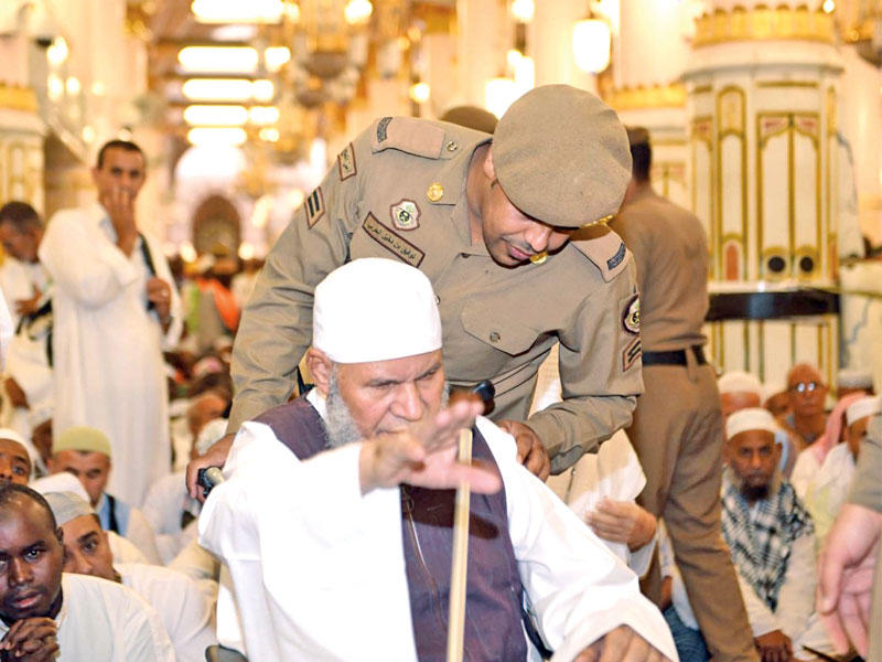 أعلنت وزارة الحج والعمرة السعودية «انتهاء ترتيبات قدوم نحو مليوني حاج من مختلف دول العالم لموسم 1439هـ»، مشيرة إلى أن عدد القادمين من الخارج تجاوز المليون منذ مطلع شهر ذي القعدة وحتى صباح أمس. وفي الصورة، جندي سعودي يساعد حاجاً بالمدينة المنورة أمس (واس)n