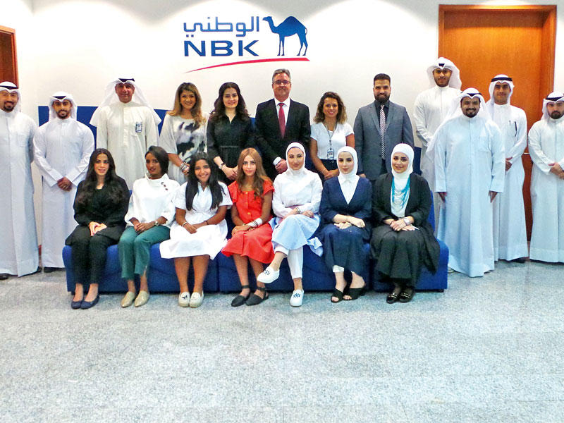 لقطة جماعية للمتدربين مع فريق «الوطني»