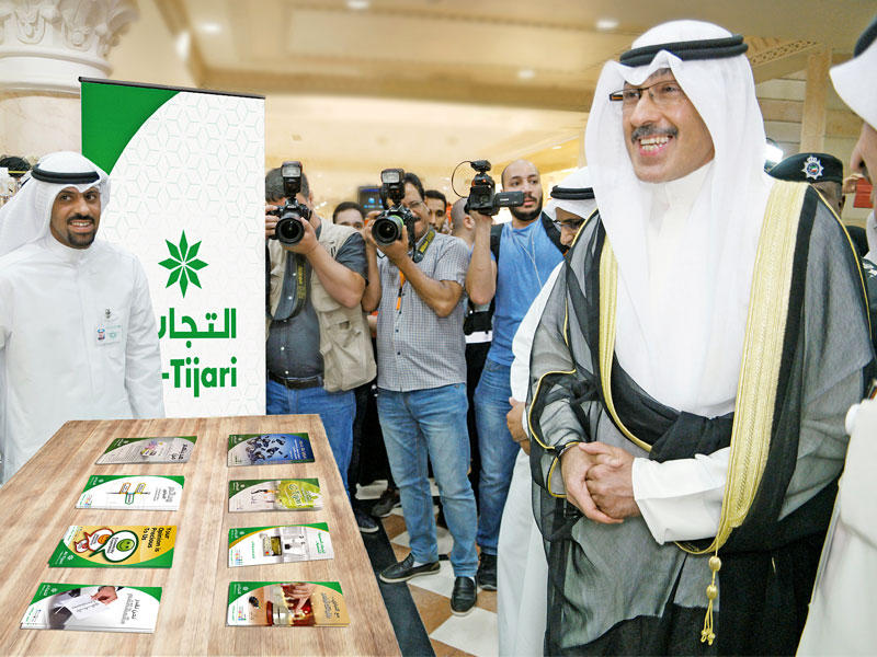  محافظ الأحمدي خلال جولته في المهرجان 