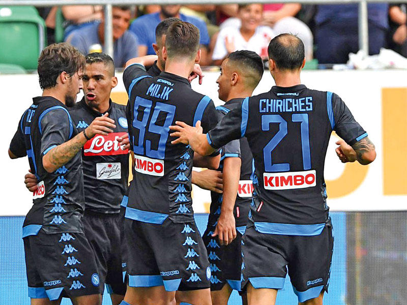 فرحة لاعبي نابولي بالفوز على دورتموند