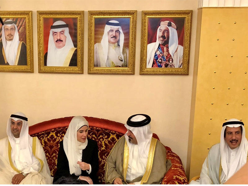  وزير المالية البحريني الشيخ أحمد بن محمد ووزير المالية الكويتي الدكتور نايف الحجرف ووزيرة الدولة لشؤون الإسكان ووزيرة الدولة لشؤون الخدمات العامة الدكتورة جنان بوشهري وعميد السلك الدبلوماسي الشيخ عزام الصباح 