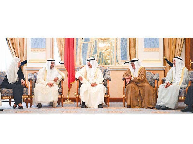 خليفة بن سلمان لدى استقباله الوفد الكويتي 