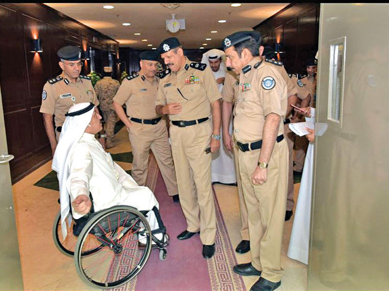 النواف يستمع الى احد المراجعين خلال الجولة