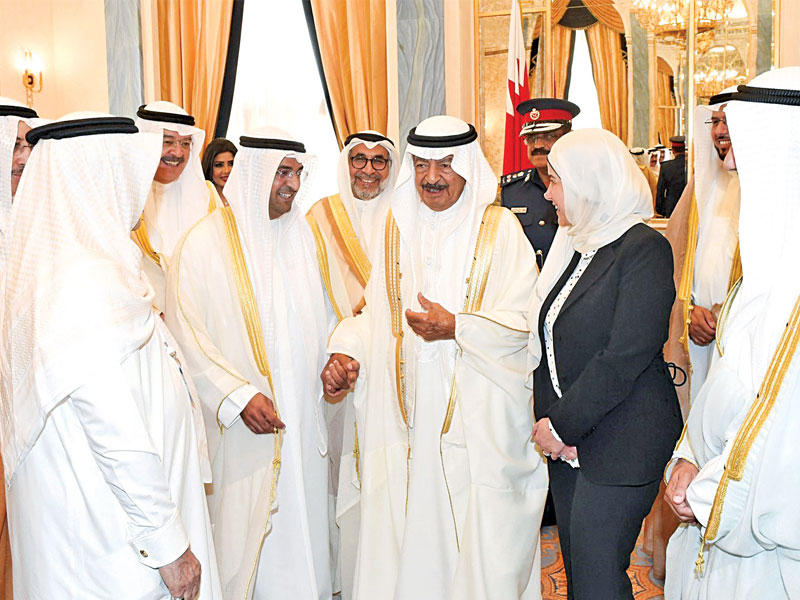 خليفة بن سلمان خلال استقباله وفداً كويتياً بمناسبة اختيار «الخطوط الكويتية» البحرين أول وجهة تنطلق إليها من المبنى الجديد (تي 4) أمس