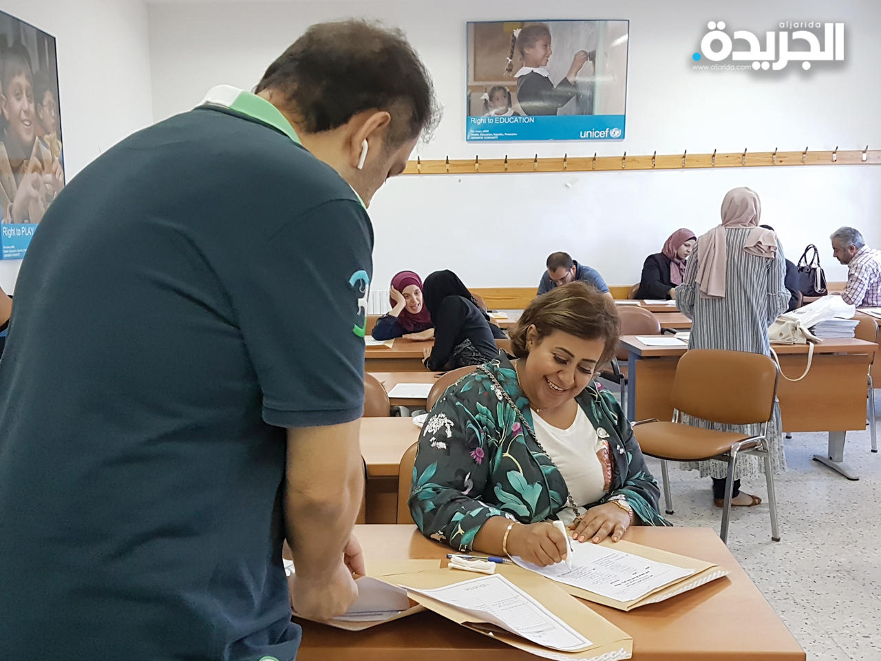 وفد «التربية» اثناء استكمال إجراءات التعاقد مع المعلمين الفلسطينيين