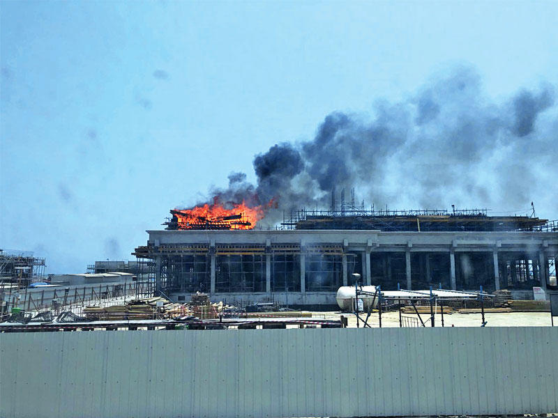 النيران تندلع من مبنى «الزور»