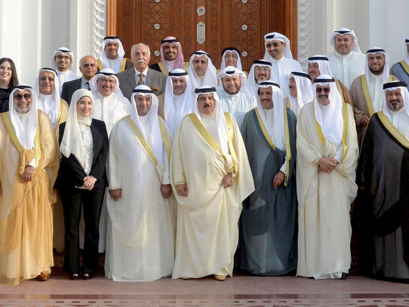 العاهل البحريني يتوسط أعضاء الوفد الحكومي والإعلامي الكويتي