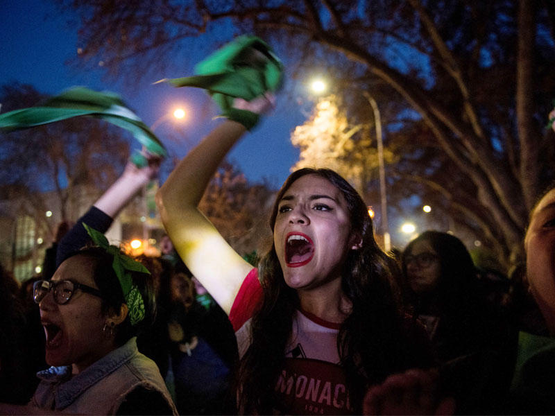 ناشطون مؤيدون لإضفاء الصفة القانونية على الإجهاض يتظاهرون خارج سفارة الأرجنتين ، شيلي