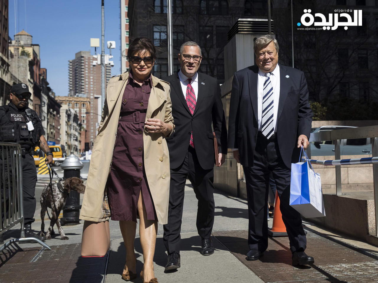 والدا ميلانيا ومحاميهما