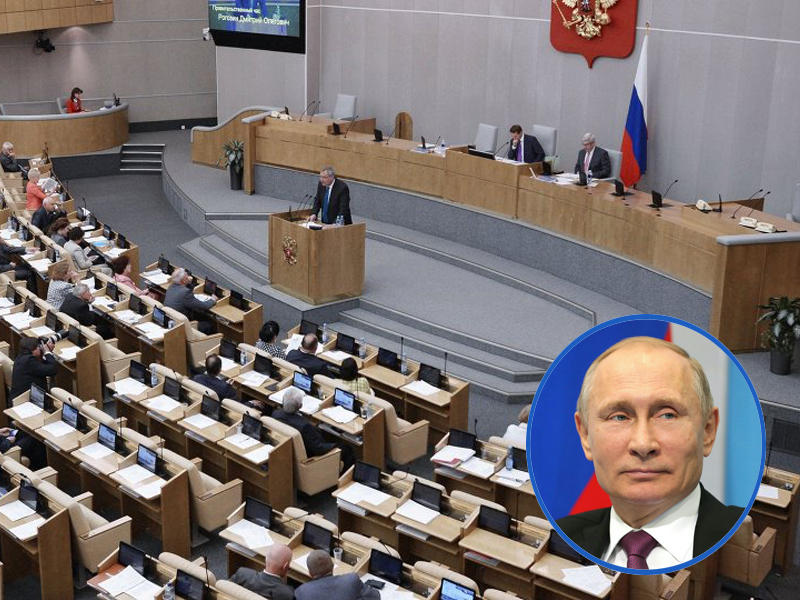 مجلس الدوما وفي إطار الصورة فلاديمير بوتين