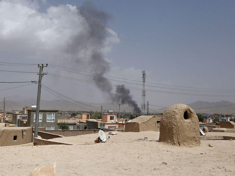 دخان المعارك يتصاعد من غزنة الأفغانية أمس (أ ف ب)