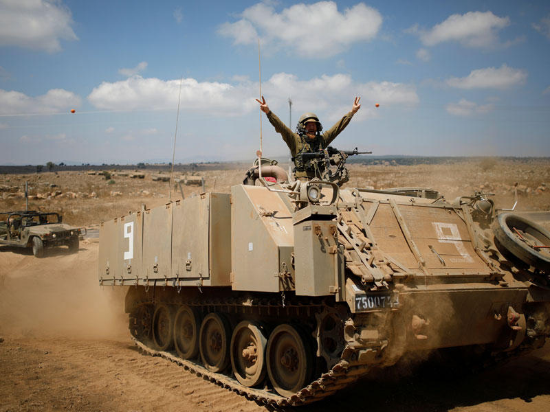 جندي إسرائيلي يركب عربة مدرعة أثناء تدريب الجيش بعد زيارة وزير الدفاع الإسرائيلي أفيغدور ليبرمان في مرتفعات الجولان