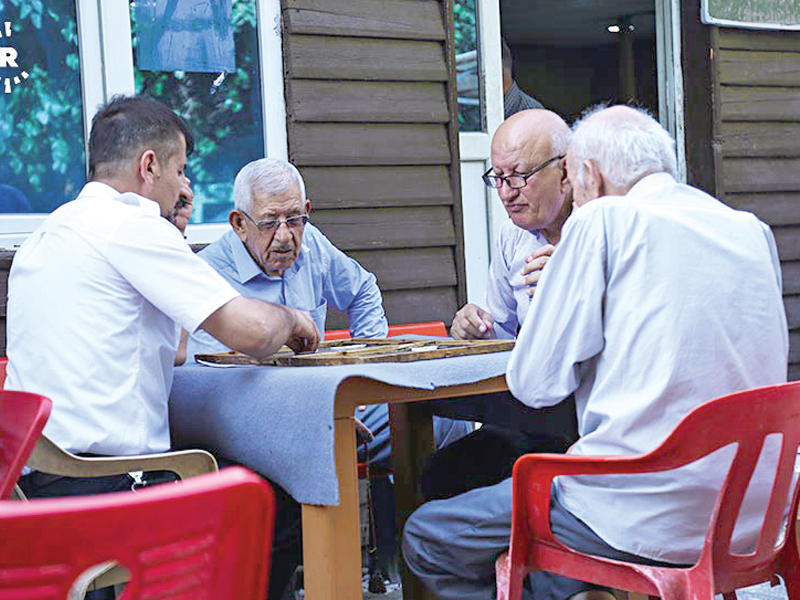 عراقيون يلعبون الطاولة بمقهى للمتقاعدين في أربيل أمس (راداوو)