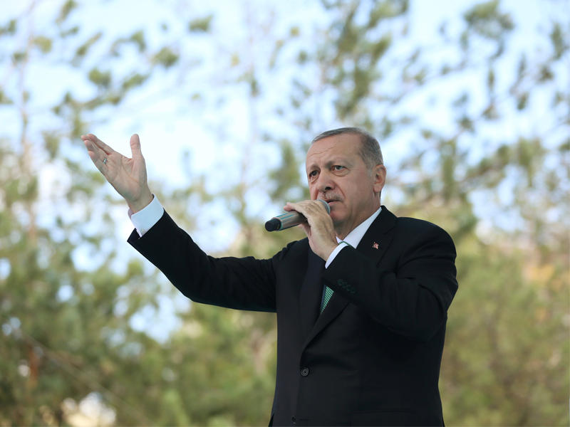 إردوغان متحدثاً إلى مؤيديه عقب انهيار الليرة التركية (رويترز)n