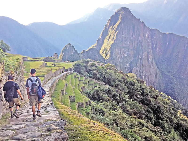 الجبال المحيطة بماتشو بيتشو تحتضنها كأشقاء أكبر منها سناً يحاولون حمايتهاn