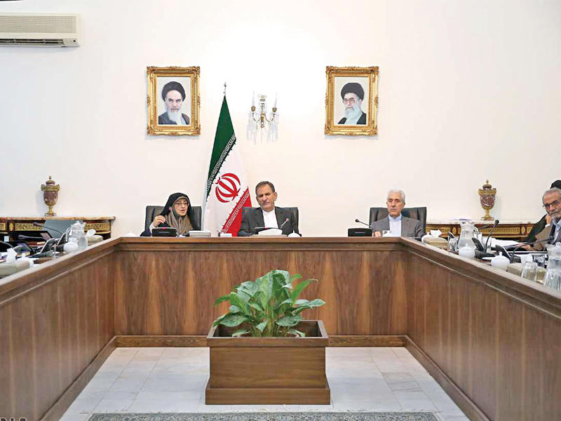 النائب الأول لرئيس إيران إسحق جهانجيري مترئساً اجتماعاً لأعضاء الحكومة في طهران أمس            (إرنا)