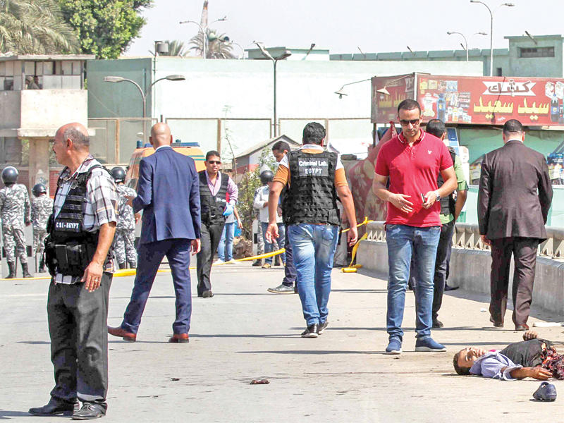 الأمن يطوق جثة الانتحاري في مسطرد بشبرا الخيمة أمس               (أ ف ب)