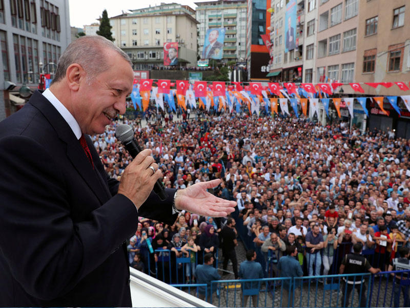 إردوغان يخاطب أنصاره في ريزي على البحر الأسود أمس (رويترز)