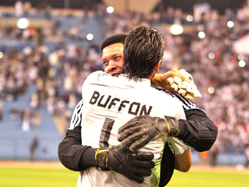 محمد الدعيع يحتضن بوفون