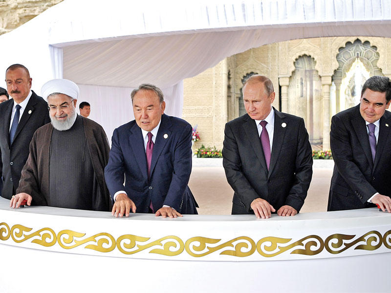 نزارباييف متوسطاً بوتين وروحاني ورئيس أذربيجان إلهام علييف ورئيس تركمانستان قربان محمدوف خلال فاعلية لإطلاق أسماك الحفش على هامش قمة دول حوض بحر قزوين في أكتاو أمس (أ ف ب)