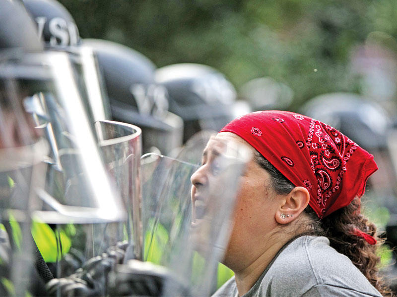  طالبة بجامعة فرجينيا تصرخ في وجه شرطي في شارلوتسفيل أمس (أ ف ب)