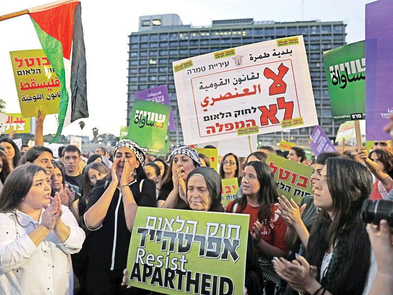  متظاهرون من عرب إسرائيل في وسط تل أبيب احتجاجاً على «يهودية الدولة» أمس الأول (أ ف ب)