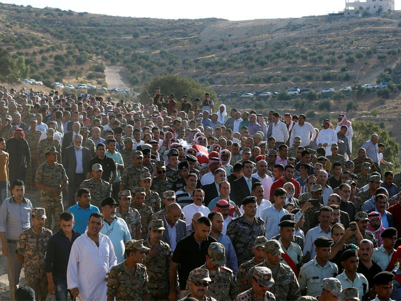 تشييع أحد ضحايا وحدة مكافحة الإرهاب في الزرقاء أمس (رويترز)n