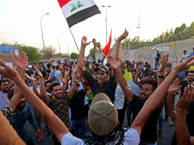 رجال عراقيون يتظاهرون في مدينة البصرة الجنوبية الجمعة الماضية