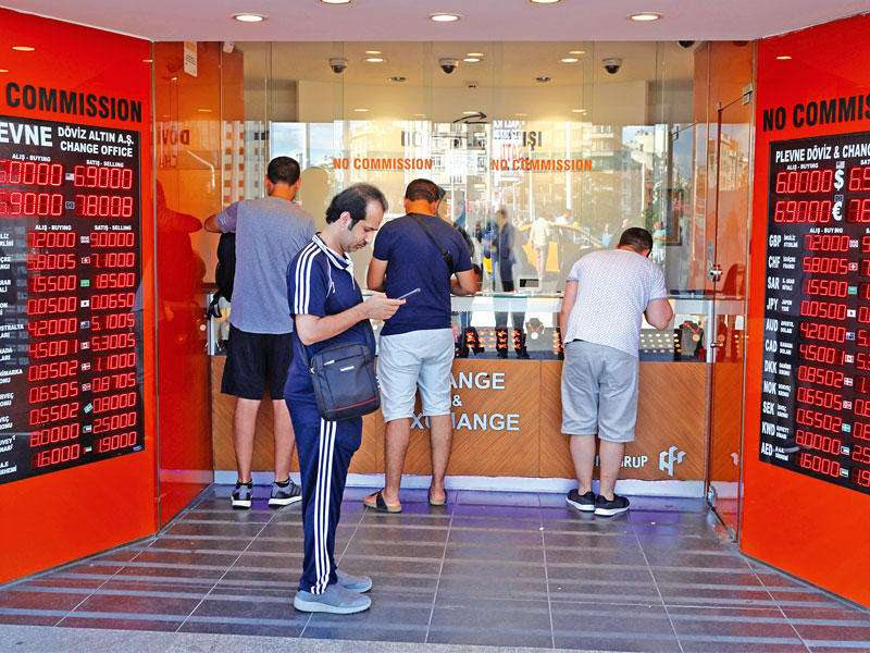 اضطراب في سوق الصرف    (رويترز)