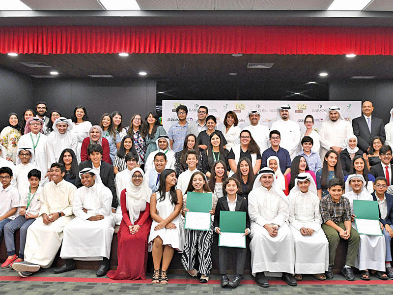 مسؤولو «زين» و«لوياك» مع طلبة برنامج «كُن» 