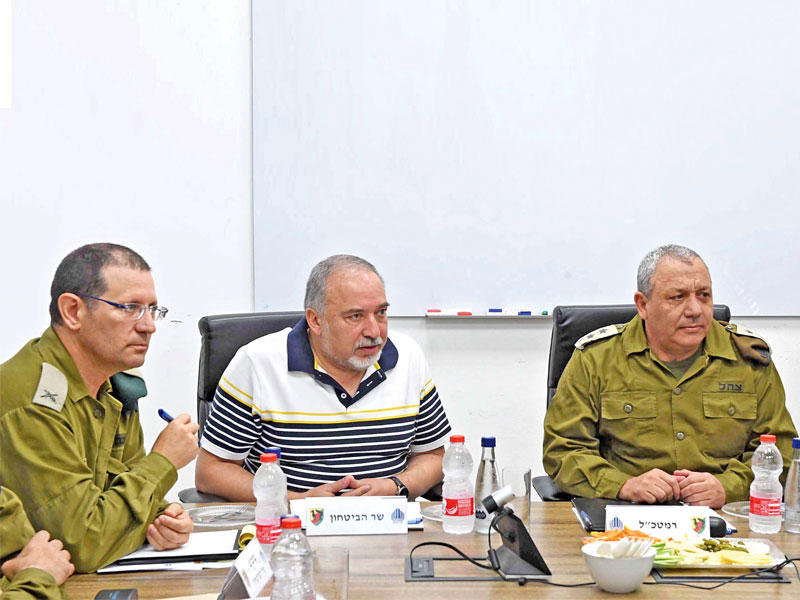 ليبرمان في قاعدة قيادة منطقة غزة أمس (اي بي آي)