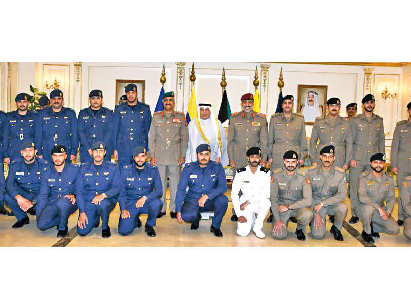 الجراح متوسطاً الضباط المرقين