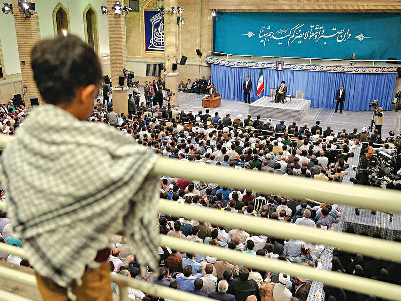 صبي يتابع كلمة خامنئي بحسينية الخميني في طهران أمس (رويترز)
