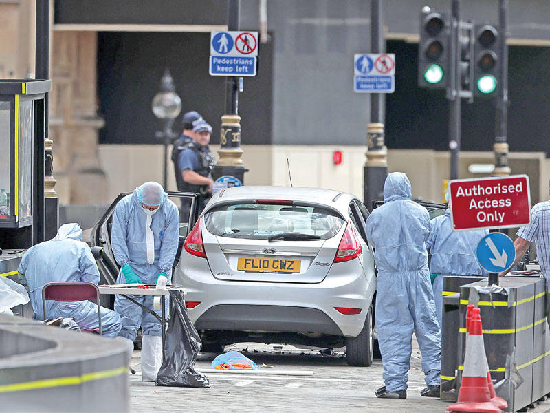 الأدلة الجنائية في موقع الحادث بلندن أمس (أ ف ب)