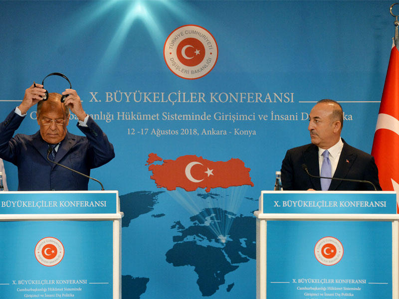 وزير الخارجية التركي مولود جاويش أوغلو ووزير الخارجية الروسي سيرجي لافروف خلال مؤتمرهما الصحفي بعد اجتماعهما في مؤتمر السفراء العاشر في أنقرة