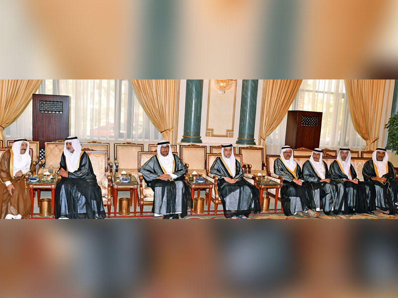 صاحب السمو مستقبلاً الوفد الإماراتي للتعزية بوفاة الشيخة فريحة الأحمد