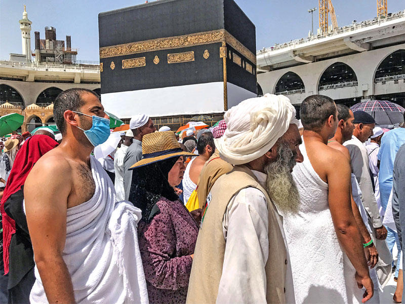 حجاج بيت الله الحرام يطوفون حول الكعبة المشرّفة (رويترز)n