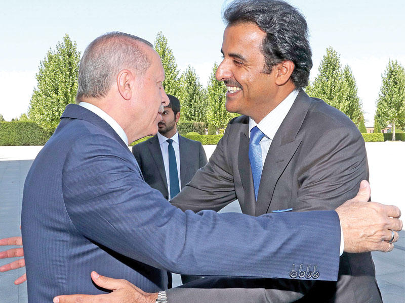 إردوغان مستقبلاً تميم لدى وصوله إلى أنقرة أمس (أ ف ب)