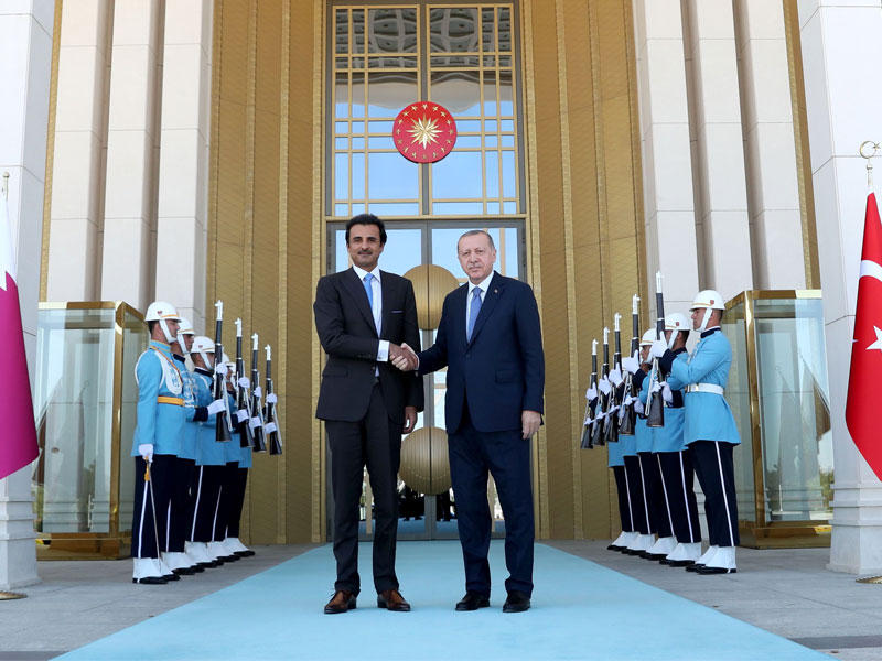 إردوغان مرحباً بأمير قطر في قصره بأنقرة أمس (أ ف ب)