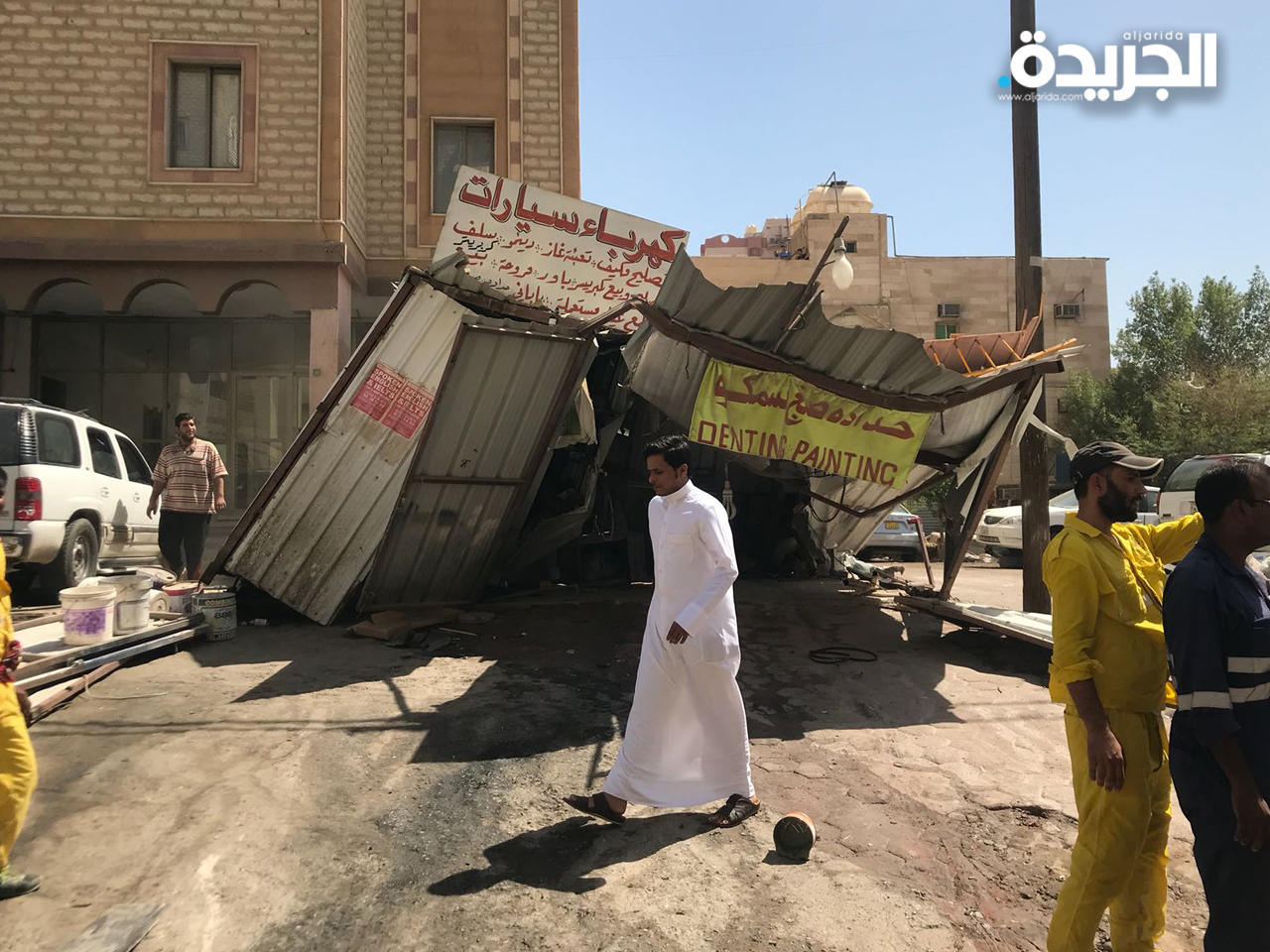 جانب من إزالة أحد الكراجات