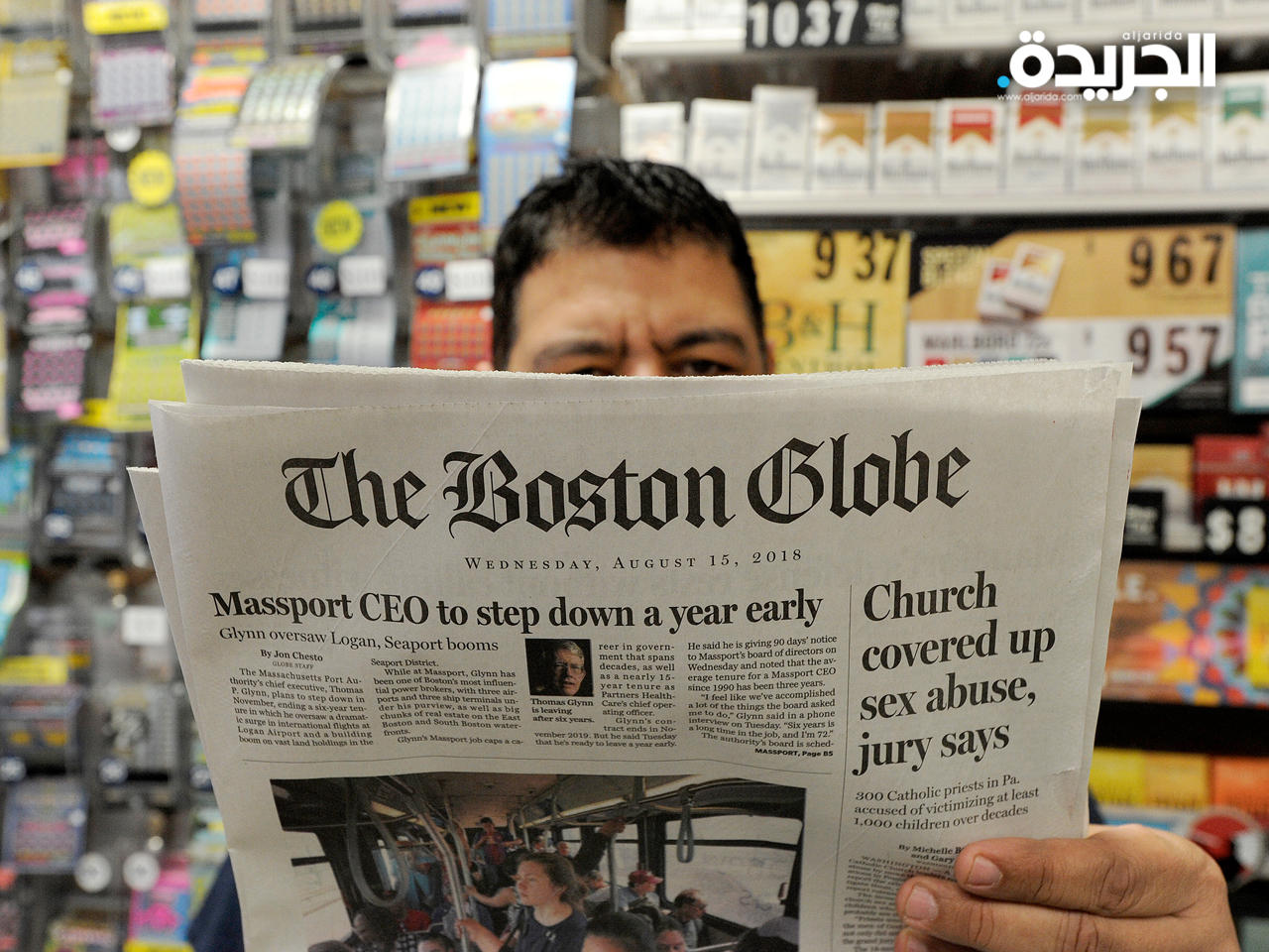 رجل يقرأ افتتاحية صحيفة بوسطن غلوب