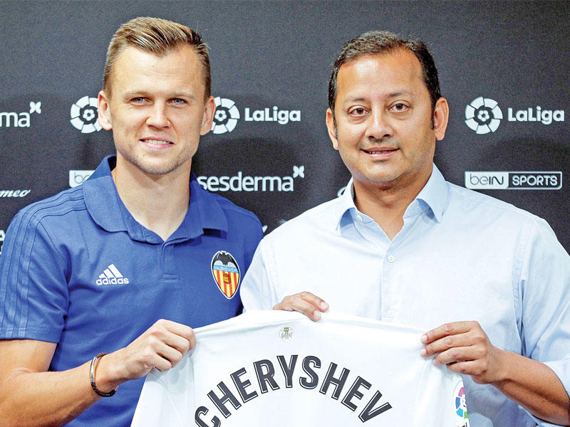 المهاجم الروسي تشيريشيف الى جانب رئيس النادي