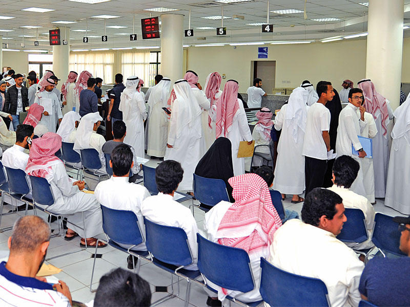 صورة ارشيفية للطلبة في صالة القبولn