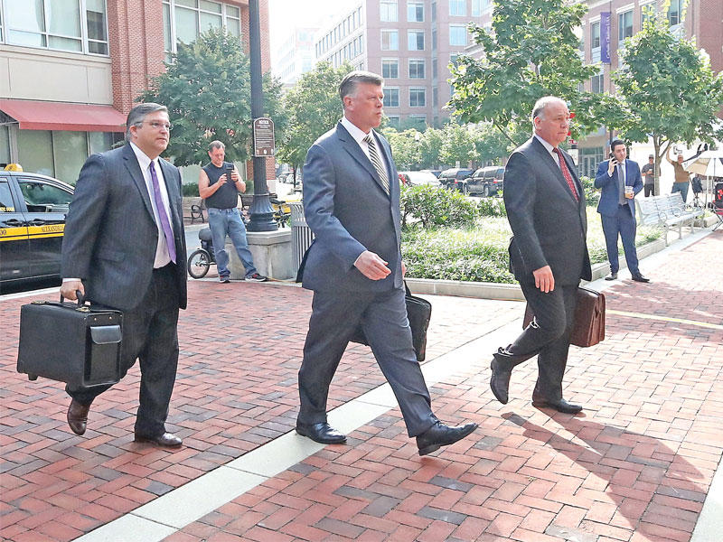  فريق دفاع مانافورت لدى وصوله أمس إلى المحكمة     (اي بي آي)