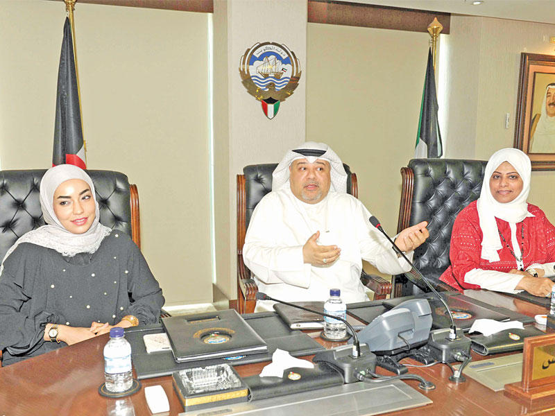 مهدي متحدثا خلال المؤتمر الصحافيn