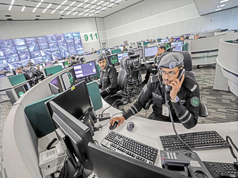 رجال أمن يتابعون من غرفة مراقبة عملاقة بمكة المكرمة سير الحج والحجيجn