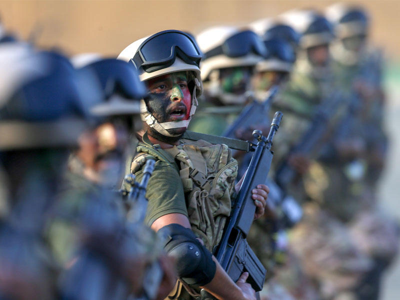 القوات المسلحة السعودية تسير خلال موكب في مدينة مكة المكرمة