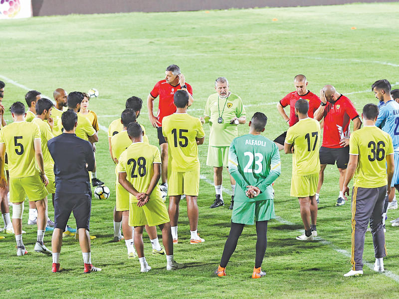 مارين يوجه لاعبي الأصفر في التدريب  (تصوير جورج رجي)